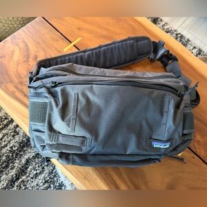 🔥Like New Patagonia “stealth” hip-pack, 7L, holds a ton and looks great!
